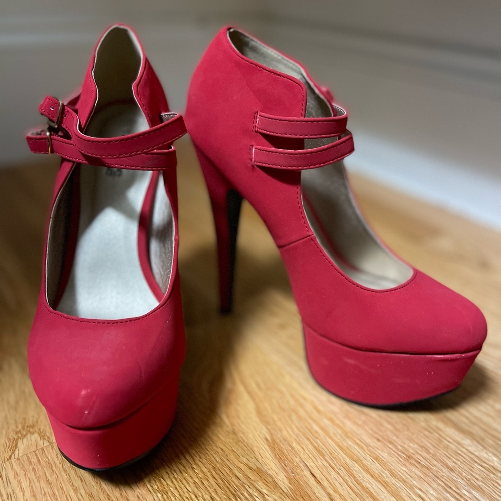Charlotte Russe NEW NEVER WORN size 7 red suede pumps
